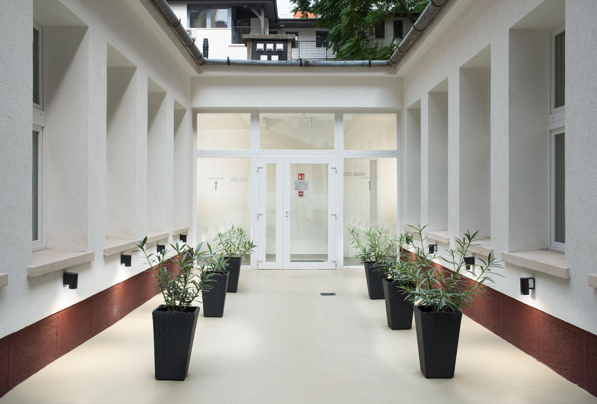 Res City Residence Hotel Будапеща Екстериор снимка